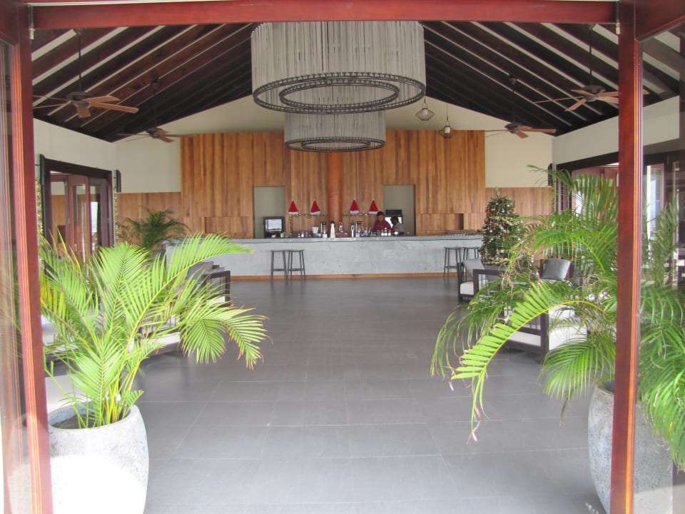 Bar beim Hauptpool Atmosphere Kanifushi Maldives
