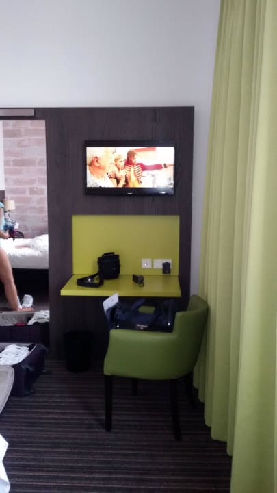 Fernseher hing an einer blöden Stelle... ibis Styles Trier