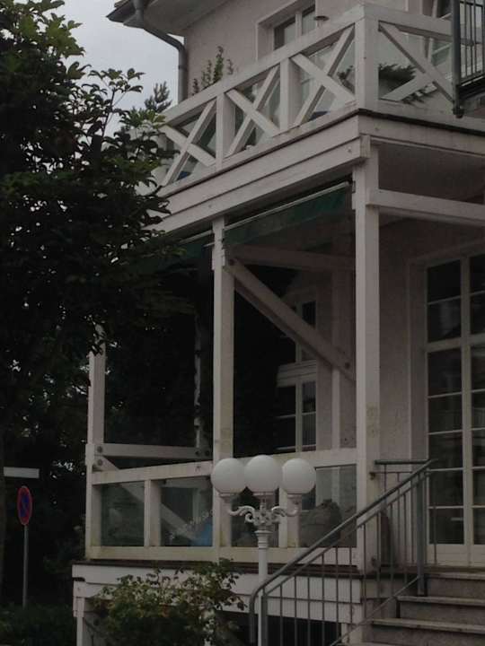 Außenansicht unterm Balkon Rujana Ferienwohnungen - Altes Postamt