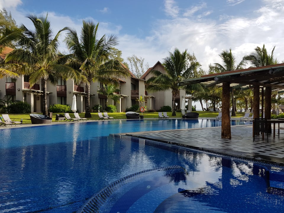 Pool Crystals Beach Resort Belle Mare, a member of Radisson Individuals