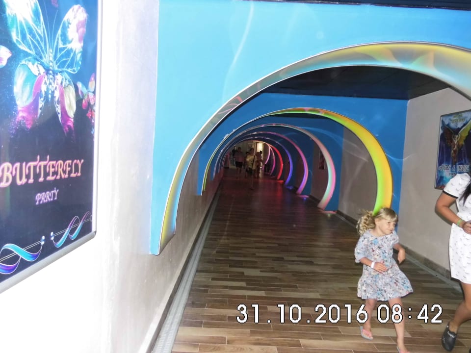 Unterführung zur Strandbar Long Beach Alanya