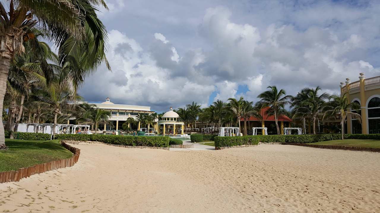 Blick vom Strand Richtung Pool JOIA Paraiso by Iberostar