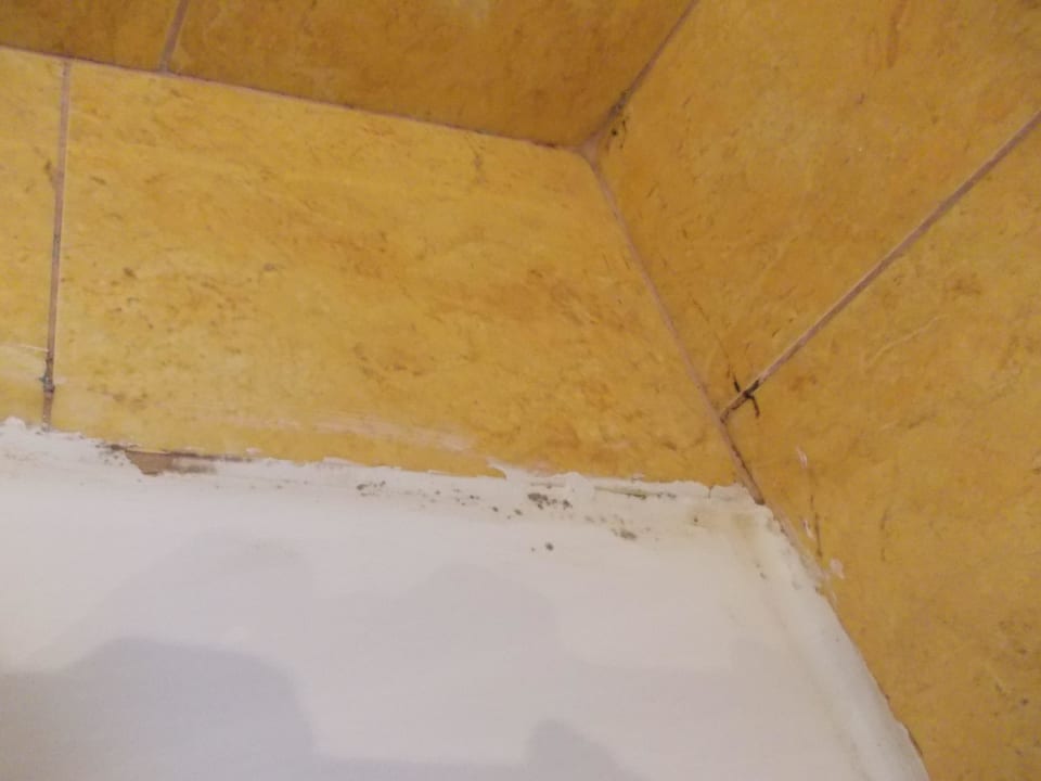 Schimmelbefall der alten Silikonfugen Ithea Suites Hotel