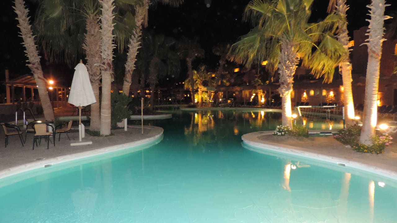 Palmenpool am Abend Pickalbatros Citadel Resort
