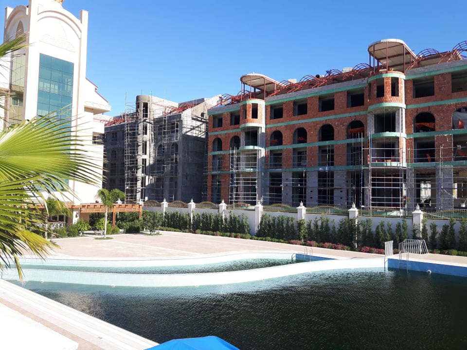 Rohbau vom Ruhepool des Crown Charm gesehen Side Royal Palace Hotel & Spa