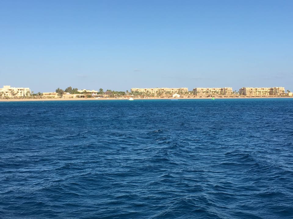 Blick vom Meer auf Strand, Gästehäuer und Nautik ROBINSON SOMA BAY