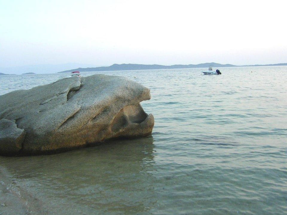 Głazy na plaży Akti Ouranoupolis