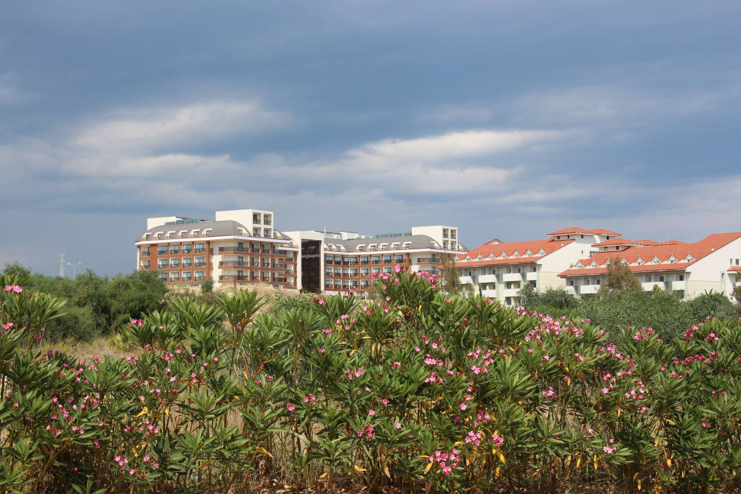 Blick von der Strandbar zum Hotel Glamour Resort & Spa