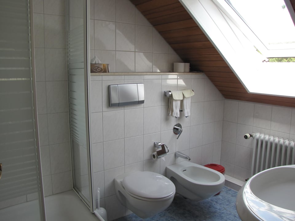 Zimmer 6; Bad mit Dusche und Bidet Landhaus Fischer