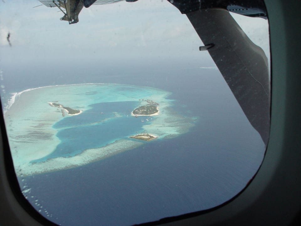 Die zwei Inseln aus dem Wasserflugzeug Conrad Maldives Rangali Island