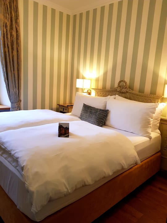 Zimmer Schloss Lieser, Autograph Collection