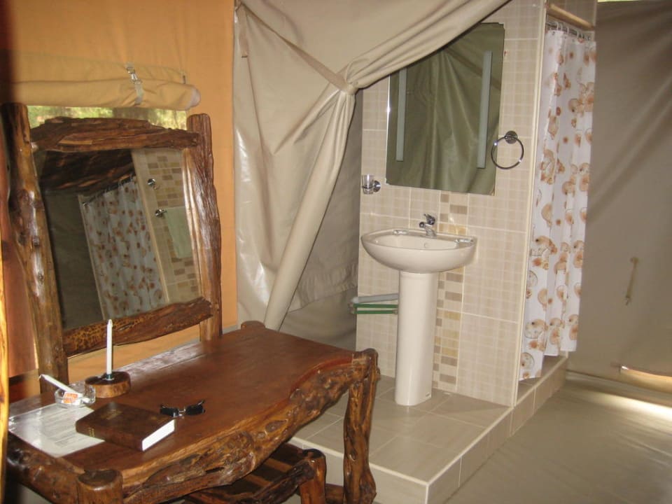 Hinter dem Vorhang die Toilette Hotel Ndololo Safari Camp
