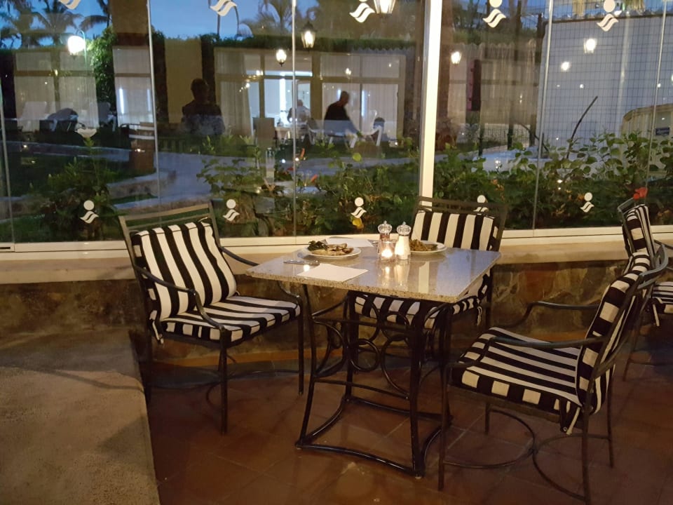 Essen auf der Terrasse Servatur Waikiki