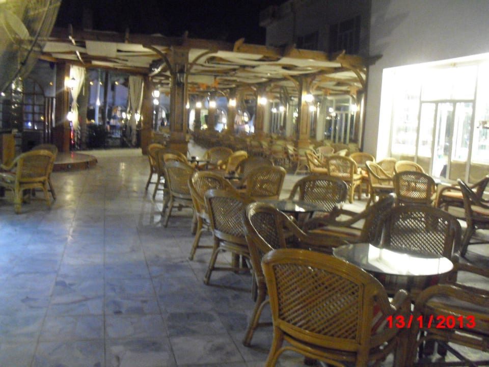 Бар на террасе Aladdin Beach Resort