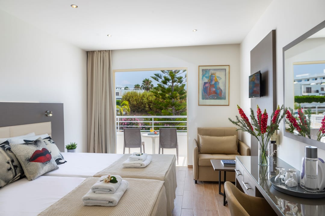 Zimmer Queen's Bay Hotel