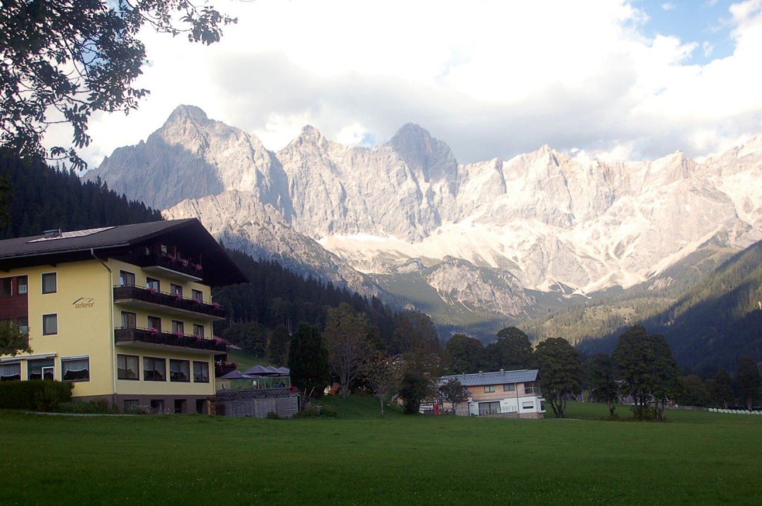 Hotel Zeferer mit Dachsteinmassiv Hotel Bergglück