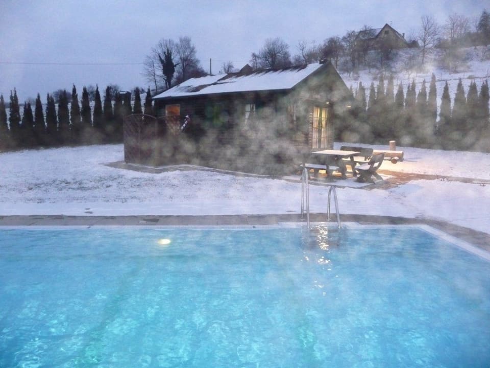 Aussenpool am Abend Schlössl Hotel Kindl