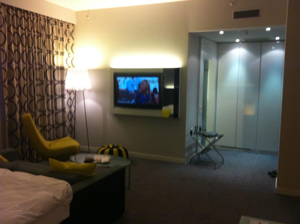 42" - TV und SKY- wenn`s mal regnet!  Vienna House by Wyndham Andel's Berlin