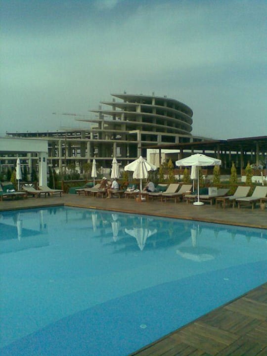 Das Hotel nebenan ist sehr nah Voyage Belek Golf & Spa