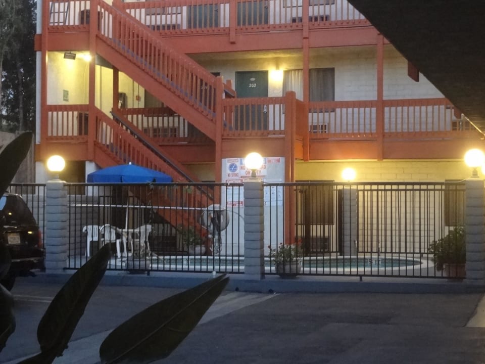 Sehr kleiner Pool Hotel Days Inn Anaheim