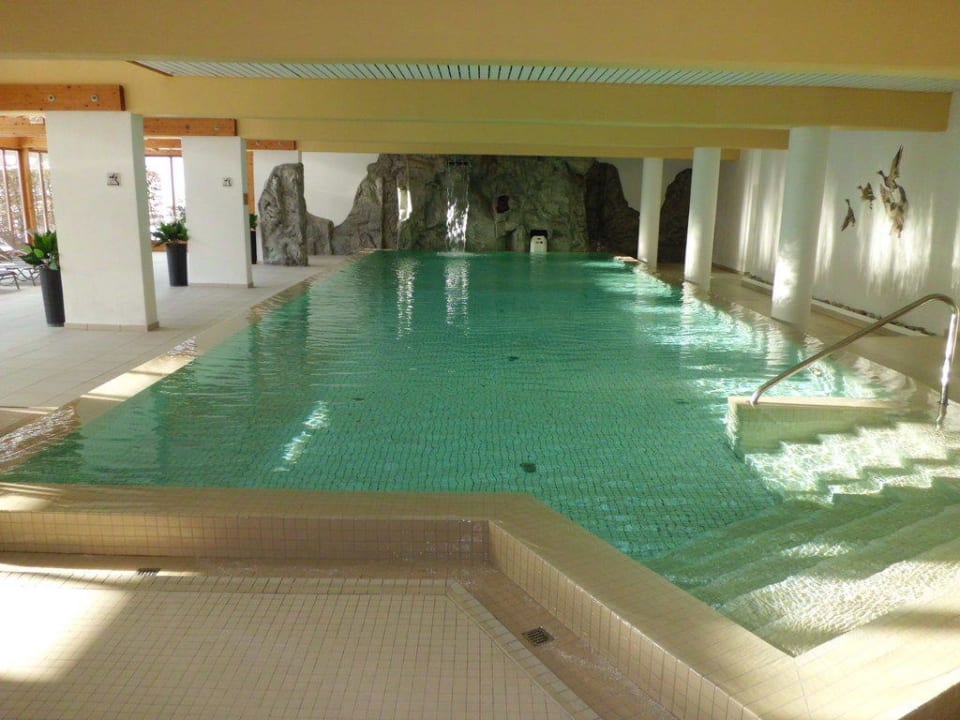 Großer Pool mit Wasserfall und Gegenstromanlage Karma Bavaria