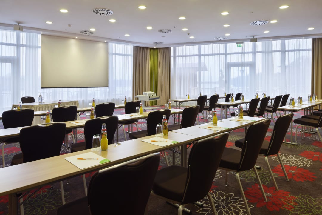 Meeting room with lake view Courtyard by Marriott Hannover Maschsee