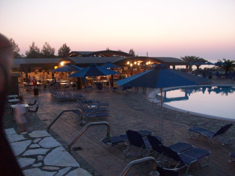 Großer Pool und Poolbar Hotel Mareblue Beach