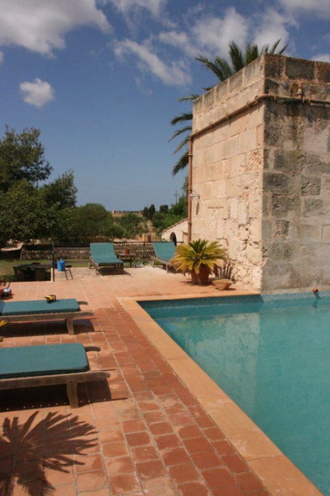 Pool mit Wasserspeicher der alten Mühle Agroturismo Finca Sant Blai