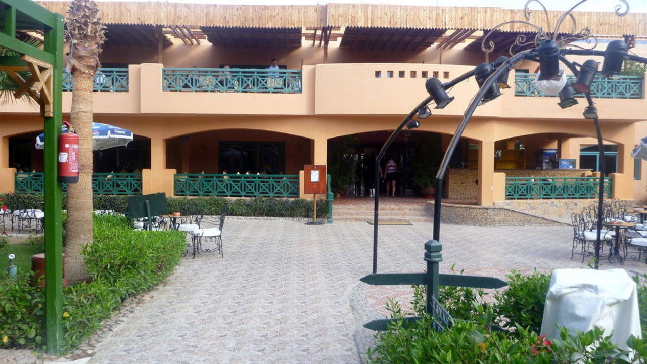 Blick von der Gartenanlage zum Hauptgebäude Giftun Azur Resort