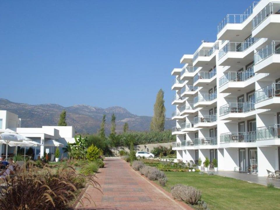 Ein Weg zum Strand Karya Family Resort  All Inclusive
