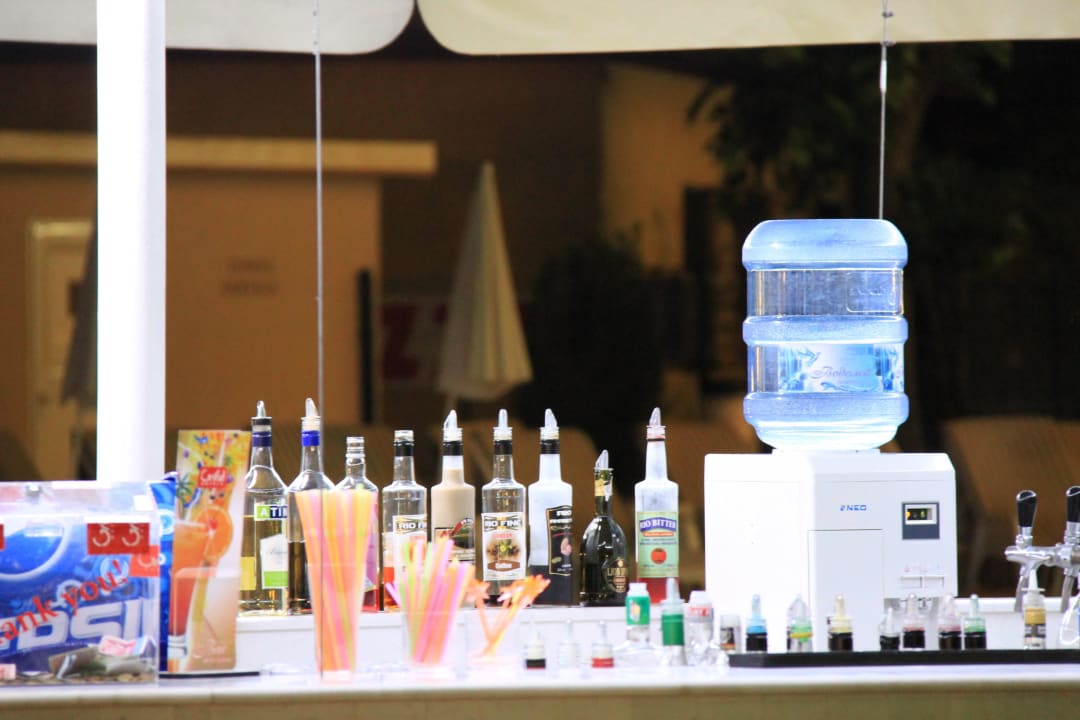 Poolbar nachts GRIFID Vistamar