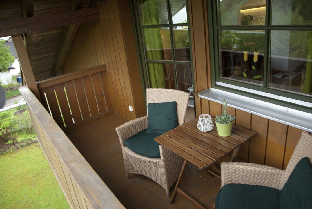 Gemütlicher und geräumiger Balkon Ferienwohnung Bergelemente
