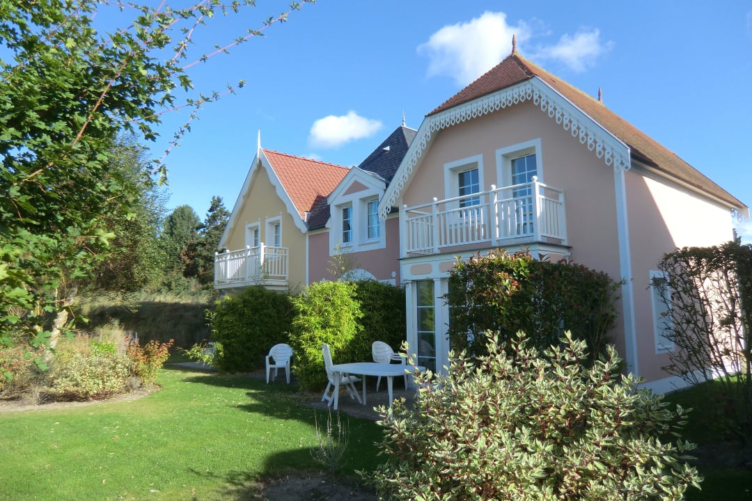 Rückseite der Häuse mit jeweiliger Terrasse Village Pierre & Vacances Belle Dune
