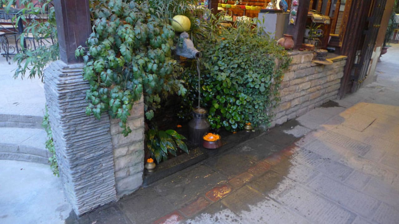 Liebevolle Gestaltung vor dem 'alten' Hotelgebäude Hotel Holy Himalaya