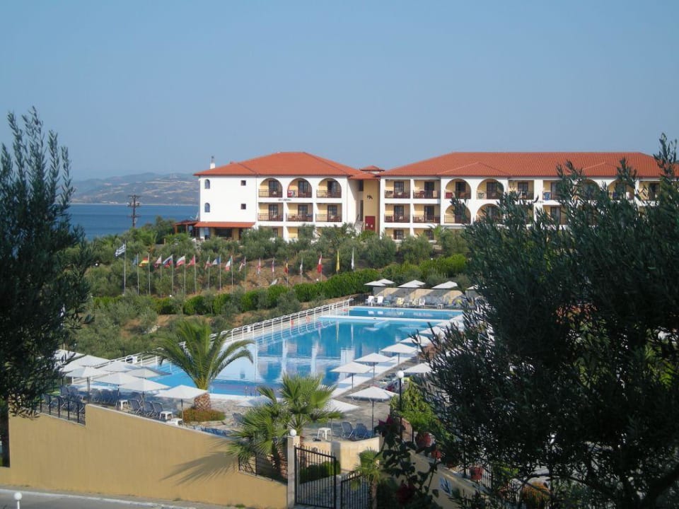 Blick auf das Pool und anderen Teil des Hotels Akrathos Beach Hotel