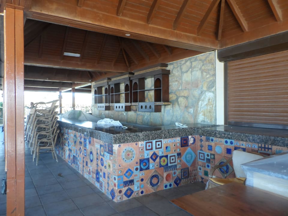 Bufet przy basenie Papillon Belvil