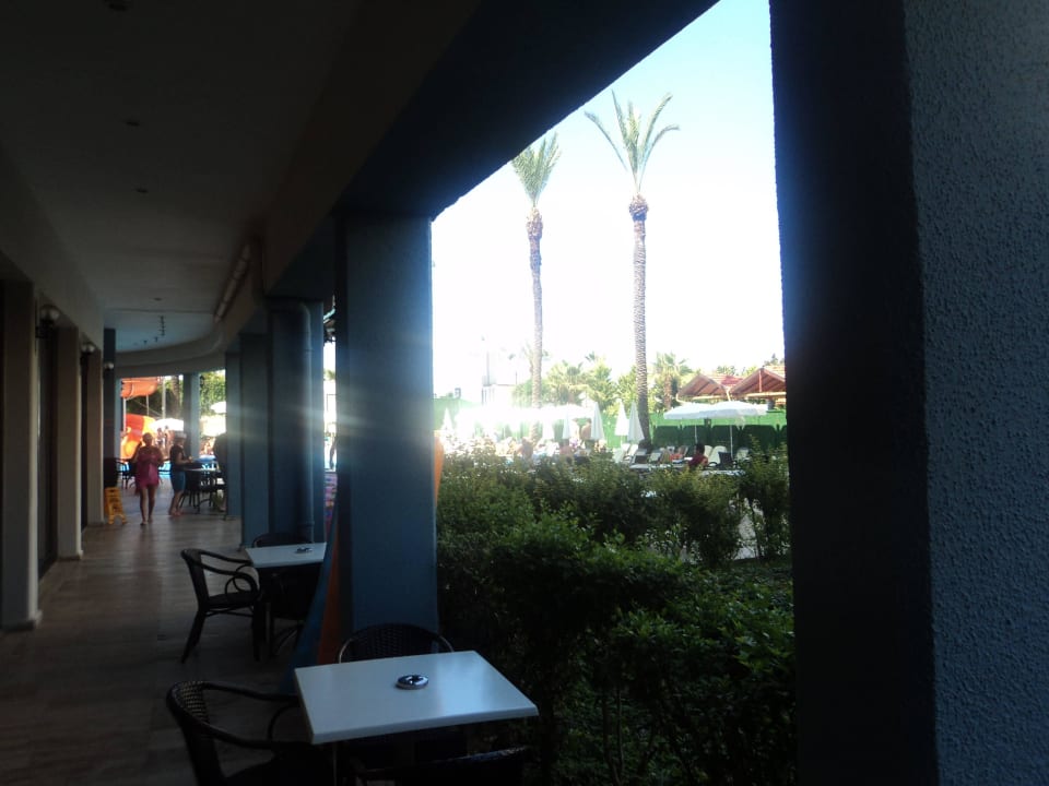 Widok z lobby/recepcji na basen Kaila Beach Hotel