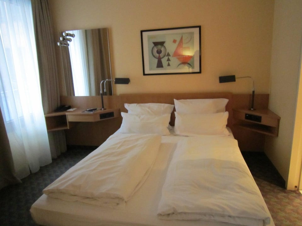 Zimmer 341  Bett Hotel NH Dortmund
