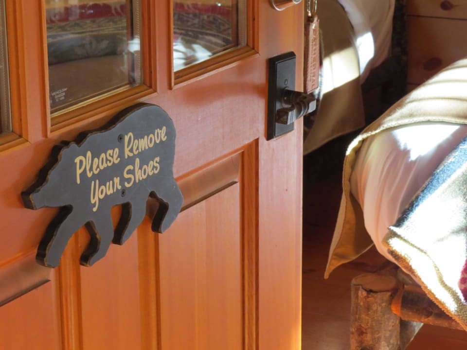 Eingangstür Hotel Cathedral Mountain Lodge