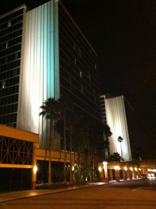 Bei Nacht Doubletree Hotel at the Entrance to Universal Orlando