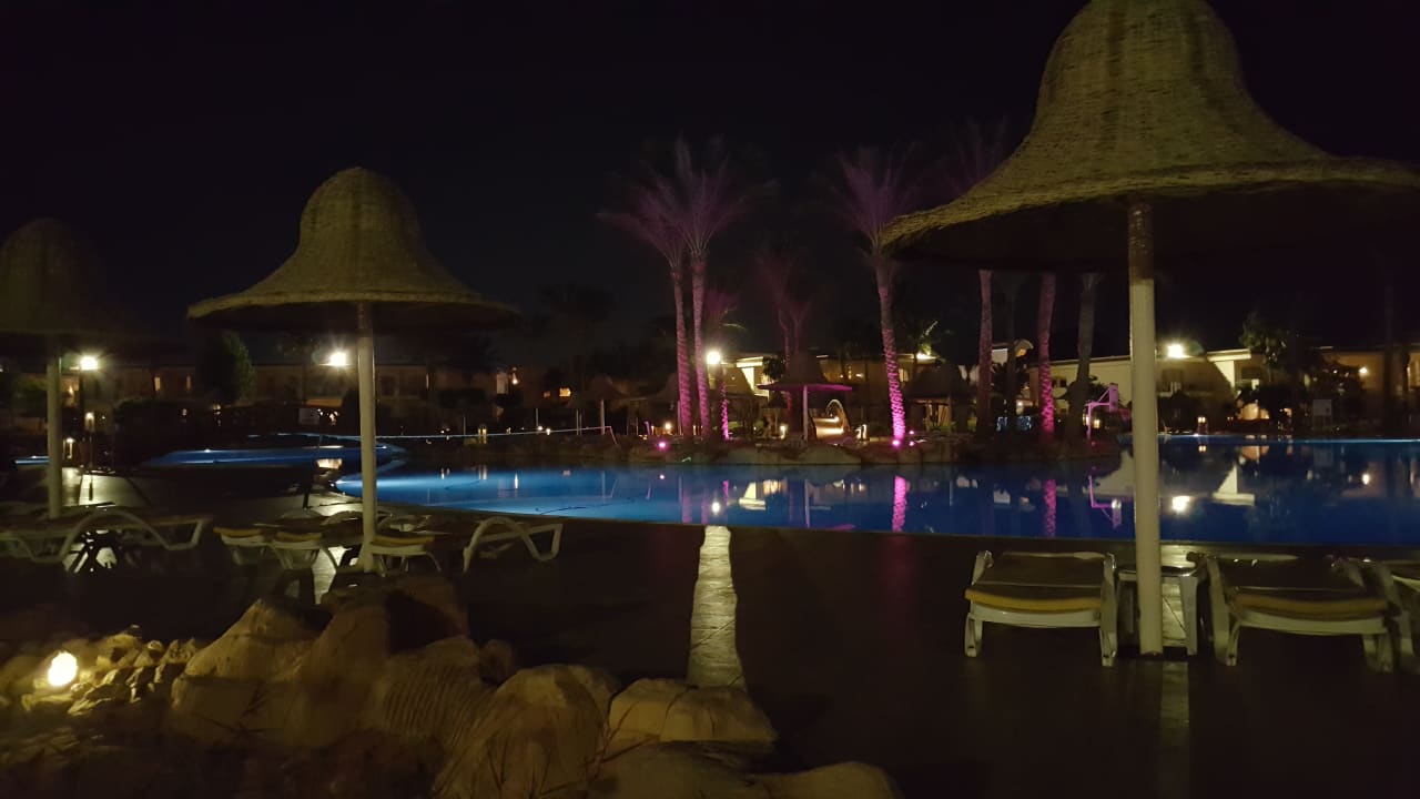 Pool Parrotel Beach Resort