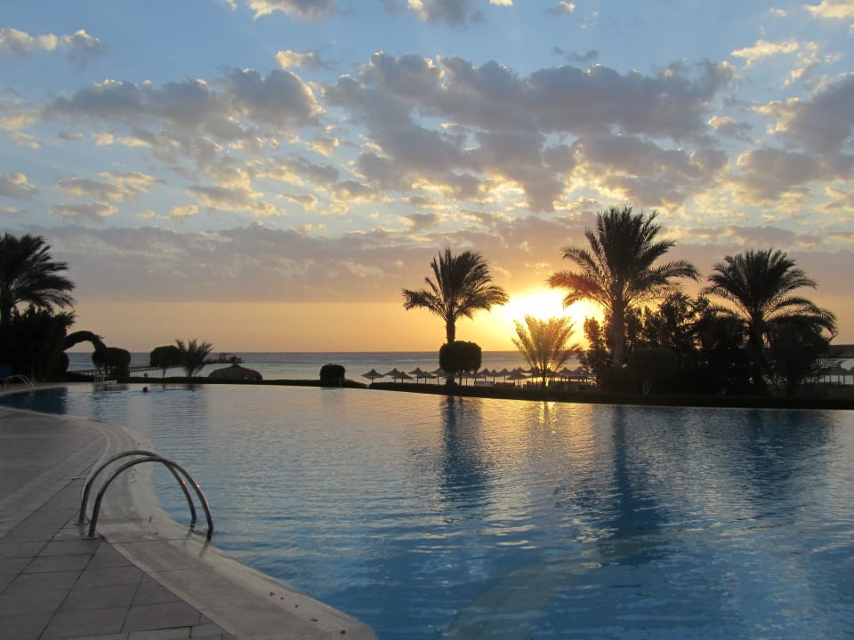 Relaxpool bei Sonnenaufgang TUI MAGIC LIFE Kalawy