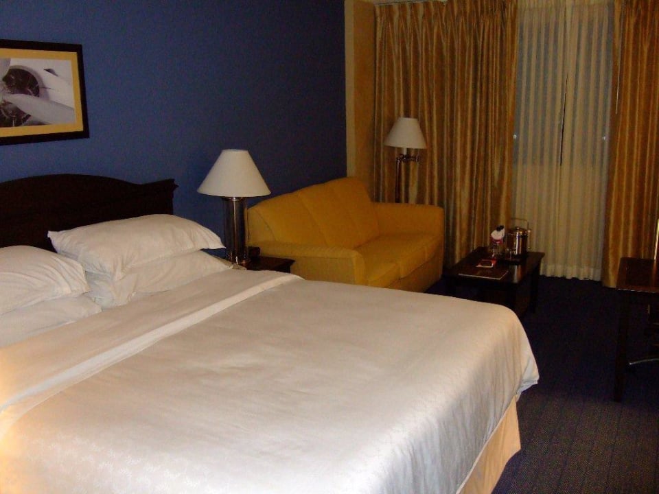 Bett Hotel Sheraton North Houston at George Bush Intercontinental