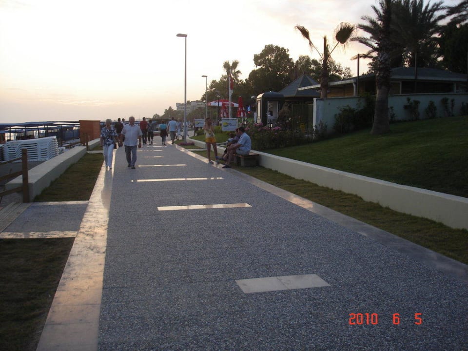 Uferpromenade zwischen Strand und Hotel Side Star Elegance
