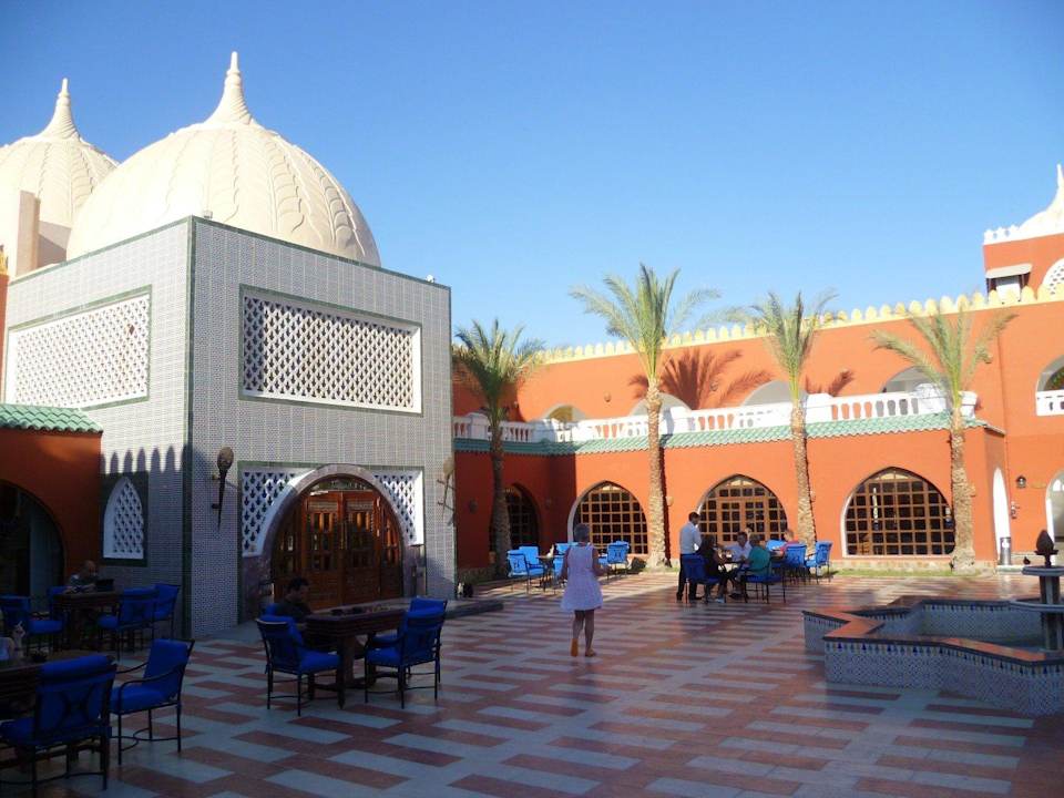 Relax Zone an der Lobby  Pickalbatros Alf Leila Wa Leila Resort - Neverland Hurghada