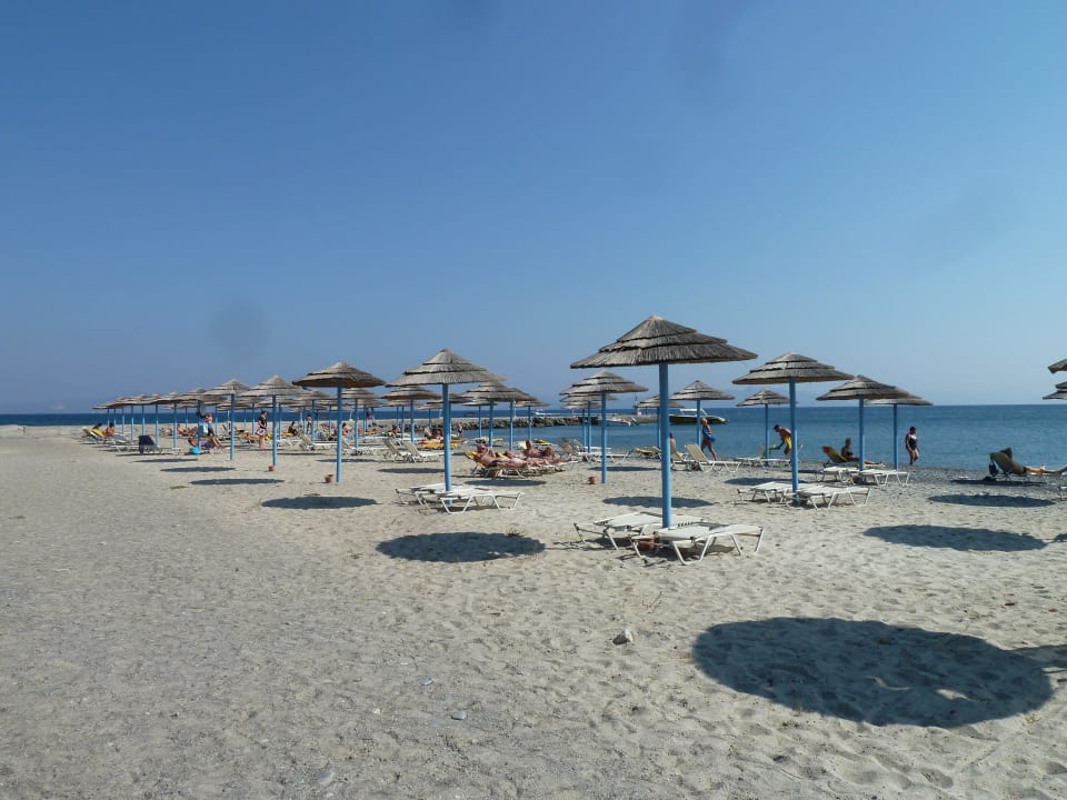 Breiter Kiesstrand TUI BLUE Oceanis Beach and Spa Resort