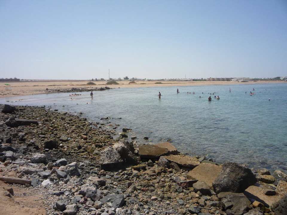 Steiniger Strandabschnitt  Beach Albatros Resort