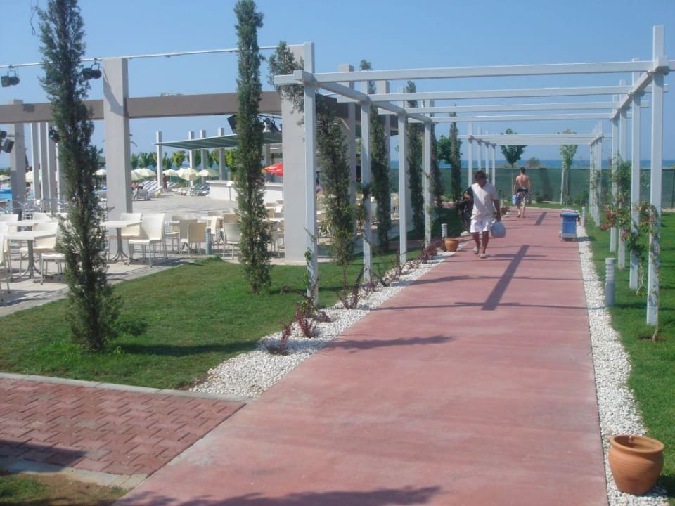 Weg zum Strand Saturn Palace Resort Hotel