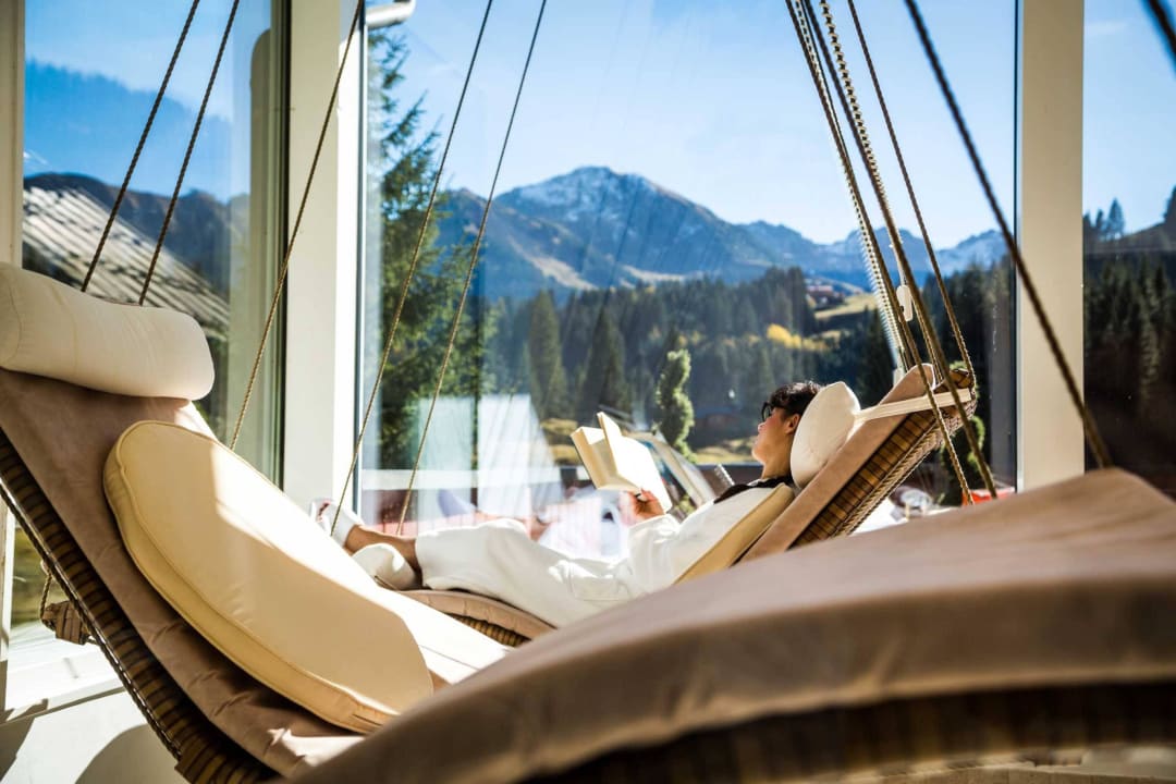 Himmlisch schweben in den Schaukelliegen Alpenhotel DAS KÜREN