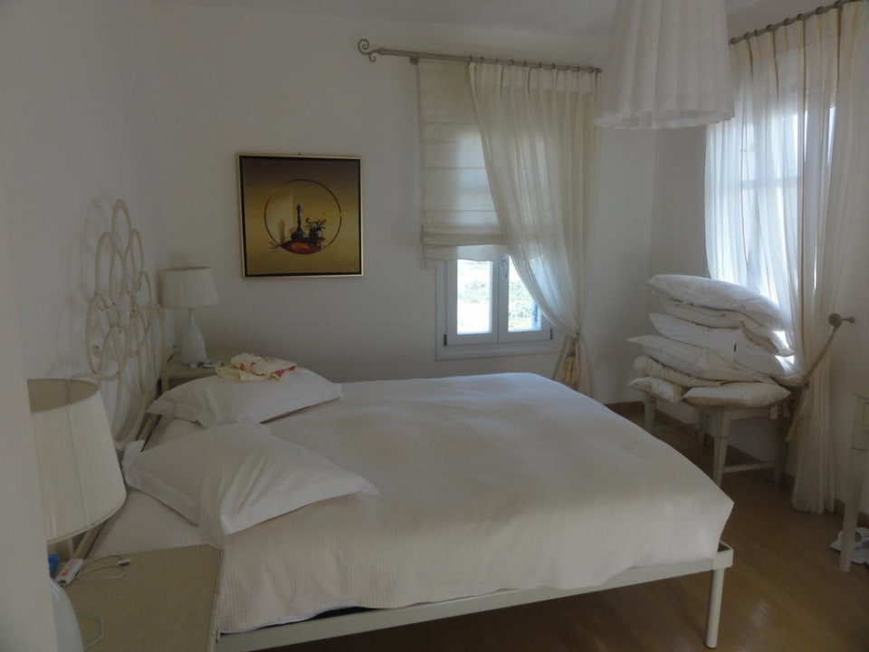 Doppelbett mit vielen Kissen zur Auswahl Hotel Naxian Collection